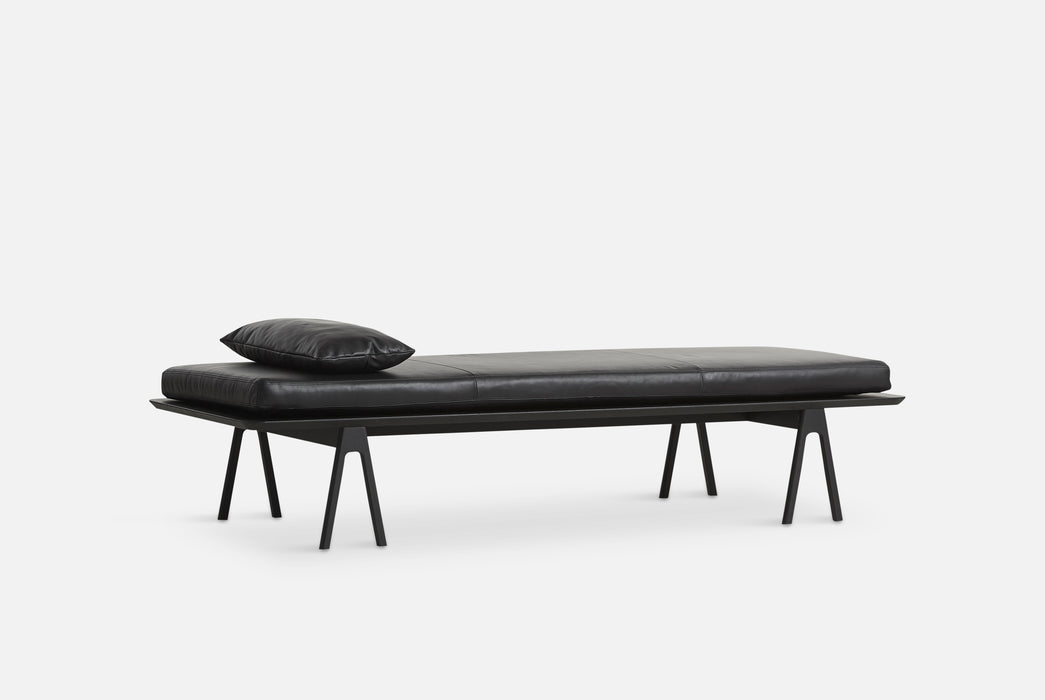 Level daybed